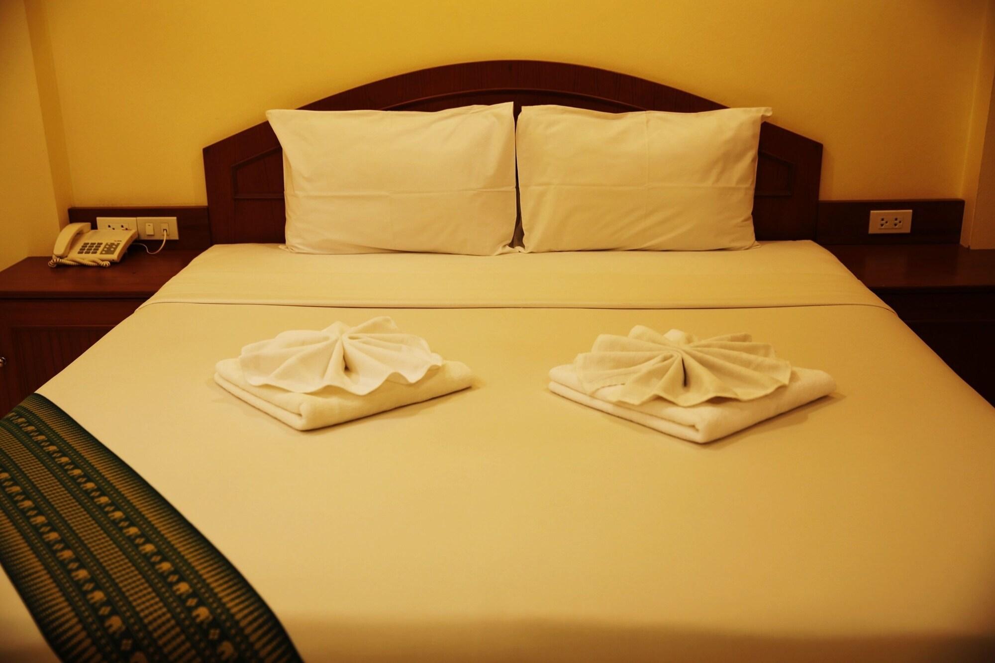 Baan SS Karon Hotel Bagian luar foto