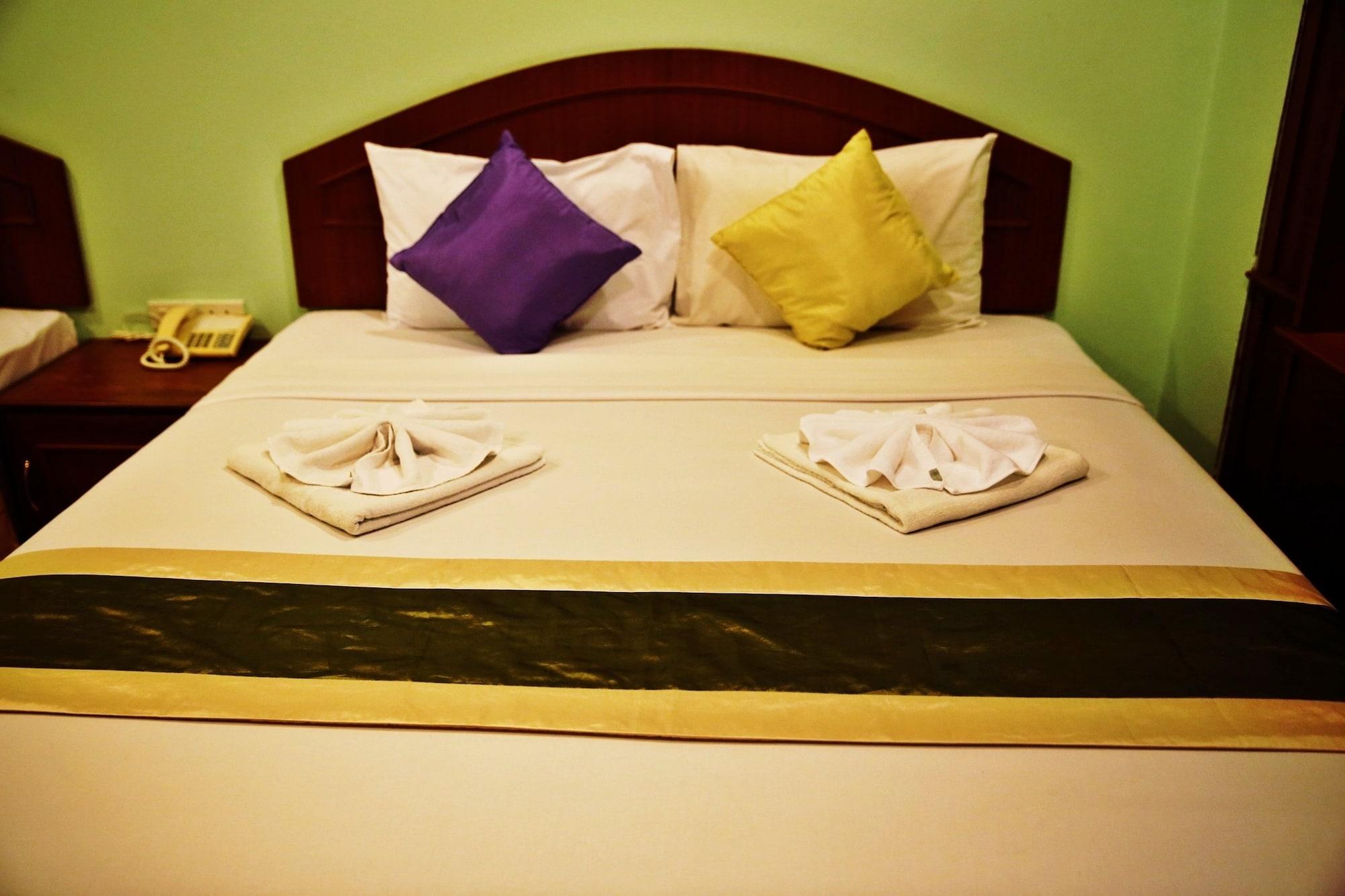 Baan SS Karon Hotel Bagian luar foto